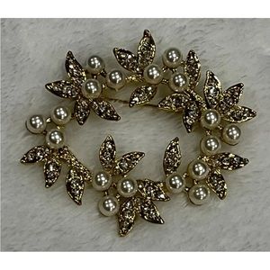 Gold tone brooch pin with imitation Pearl and rhinestones